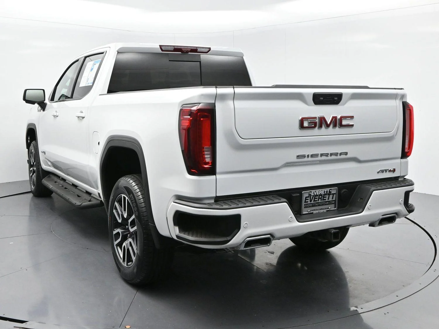 Used 2025 Summit White GMC AT4 image 4