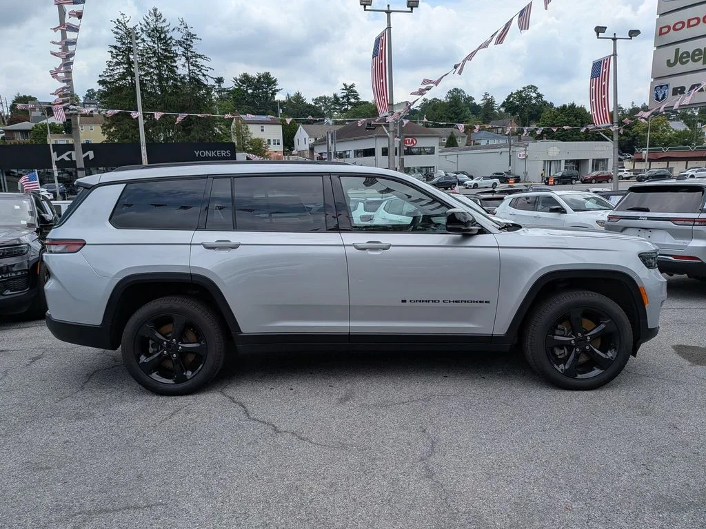 Used 2025 Silver Jeep Limited image 5