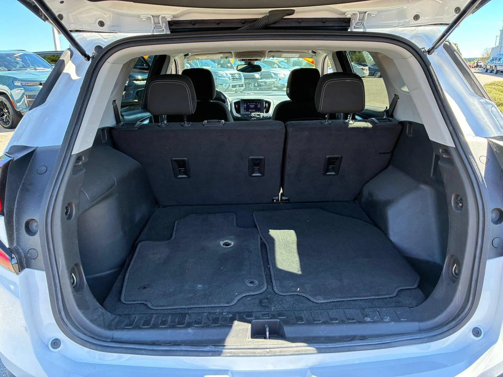 Used 2023 Summit White GMC SLE image 28