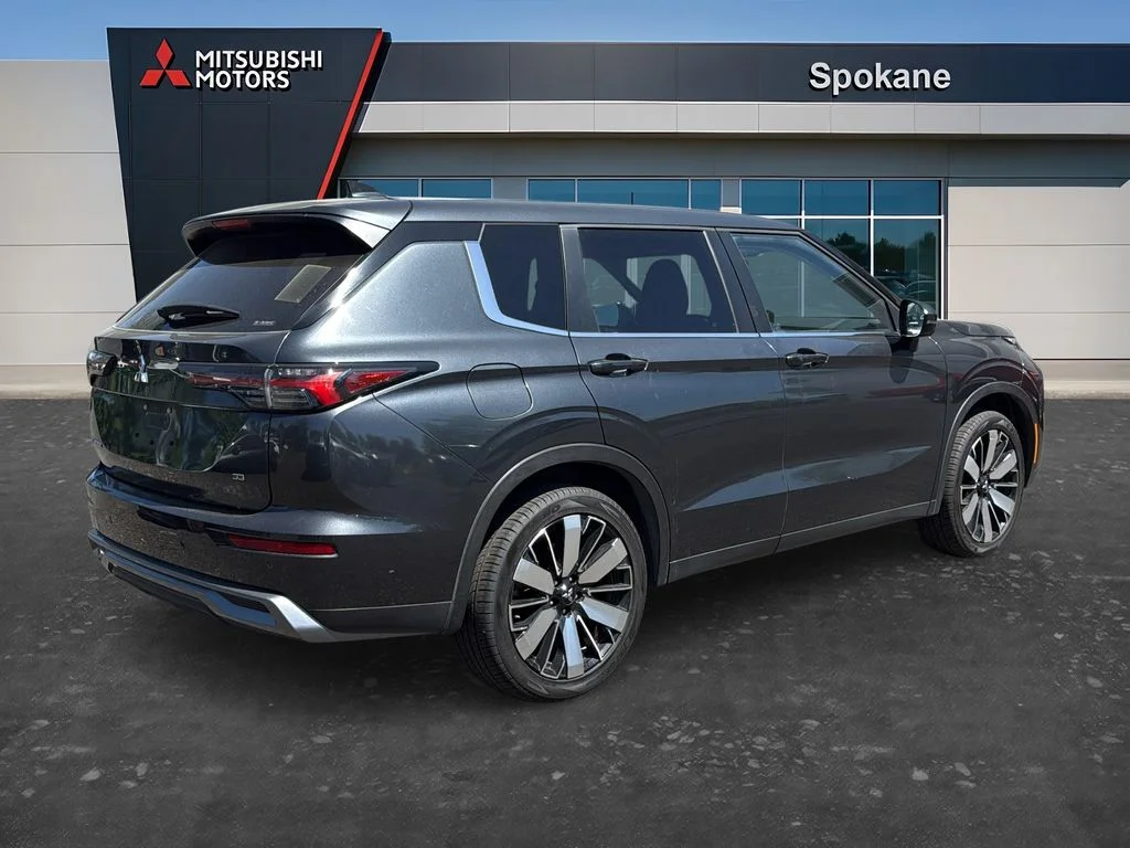 Used 2025 Gray Mitsubishi SE image 7