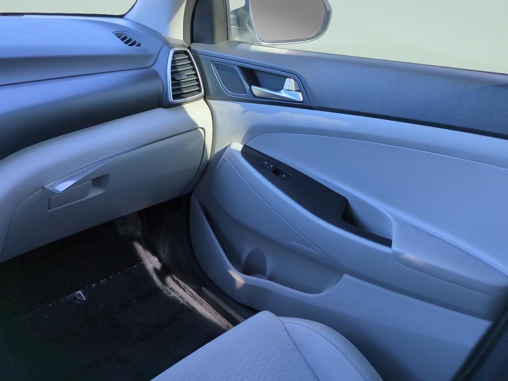Used 2020 White Hyundai SE image 16
