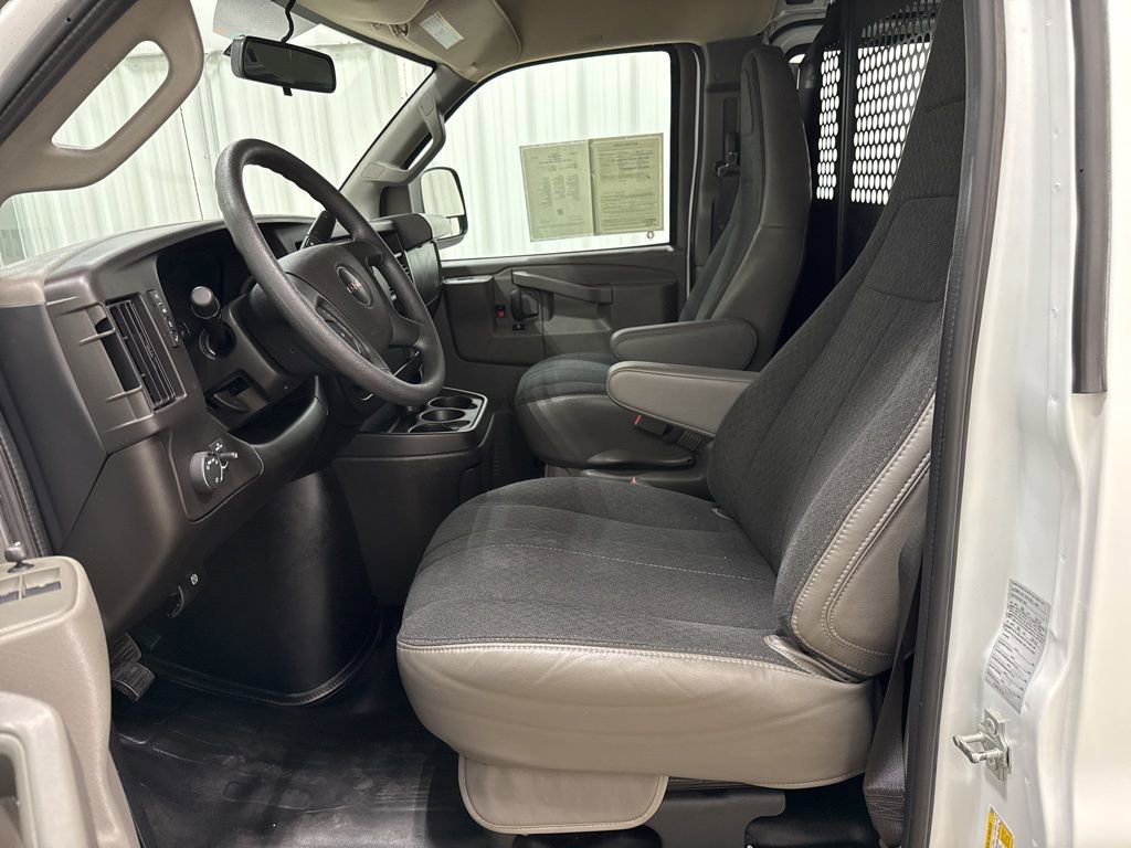 2024 GMC Savana Cargo Work Van - Photo 30