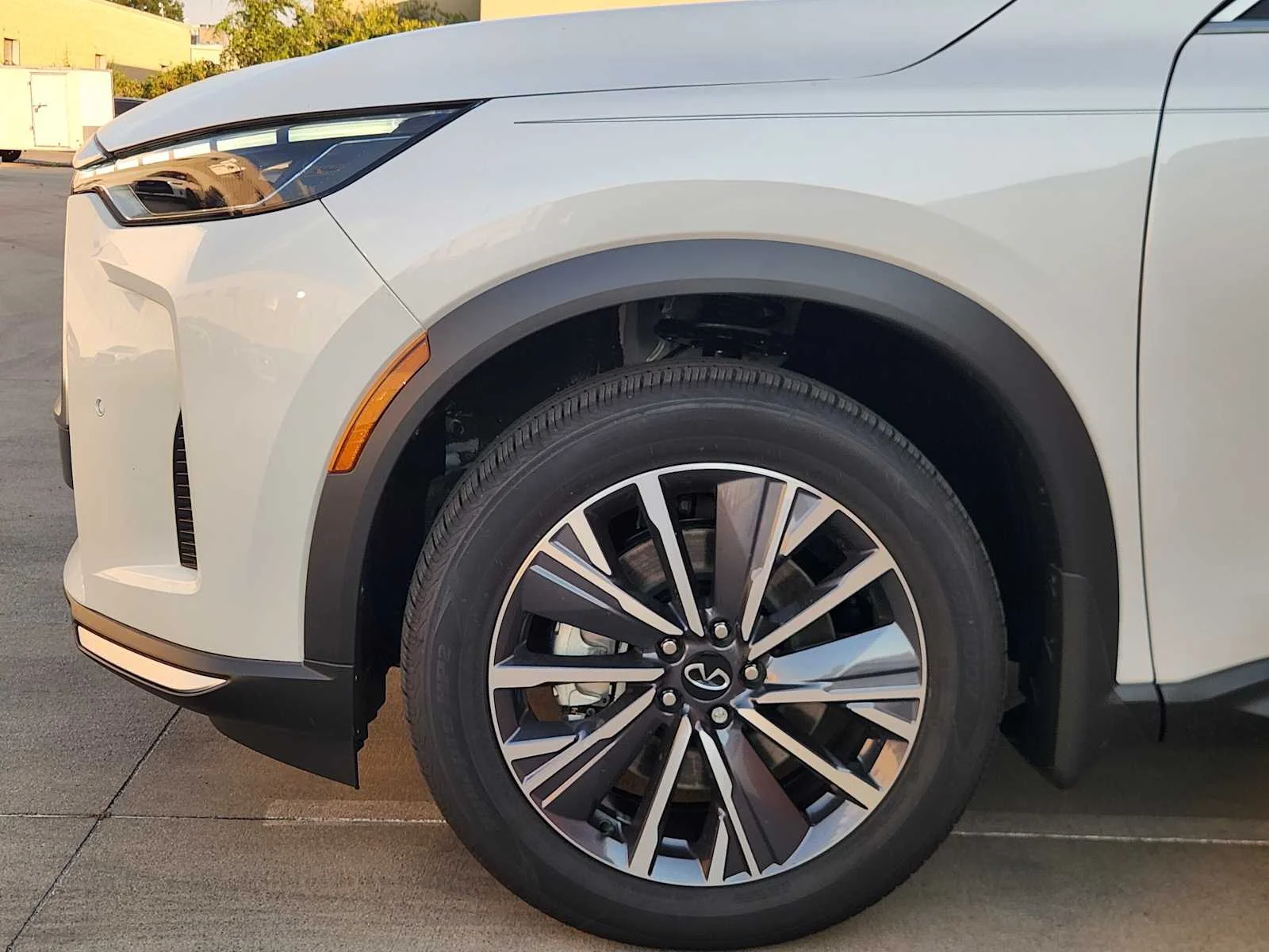New 2027 RADIANT WHITE INFINITI Luxe FWD image 6