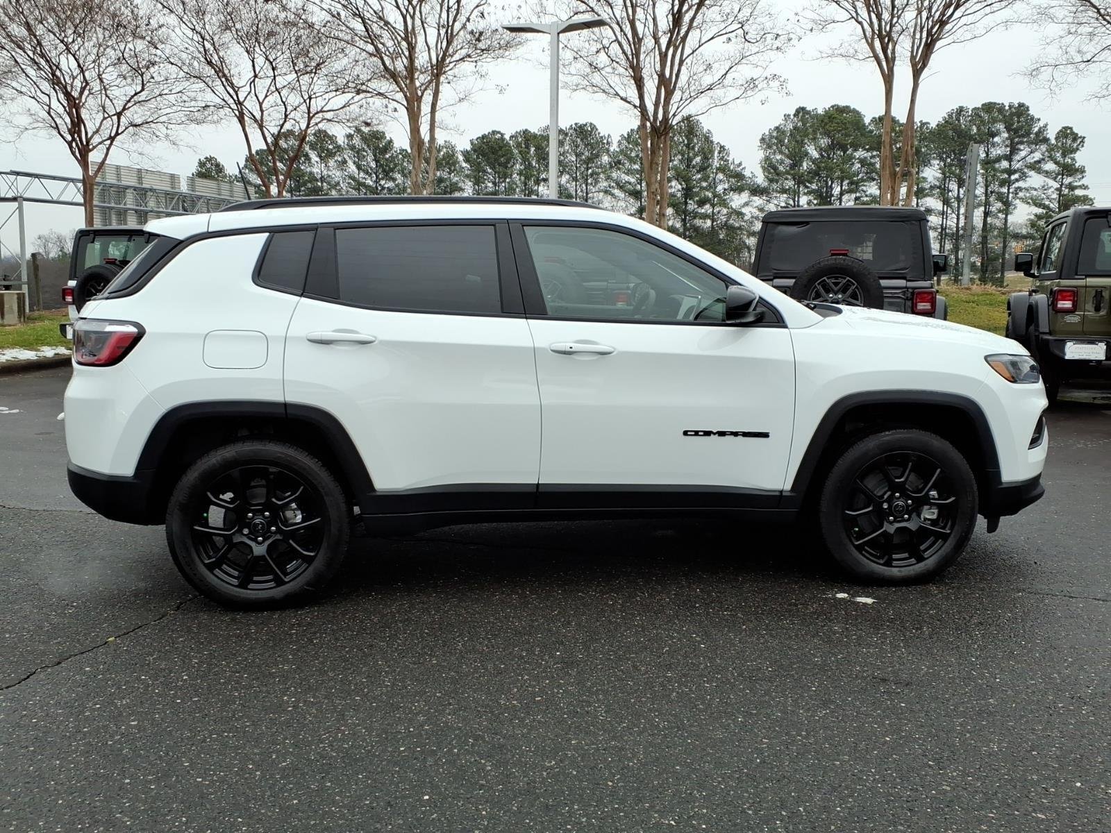 New 2026 Bright White Clear-Coat Exterior Paint Jeep Latitude Altitude image 18
