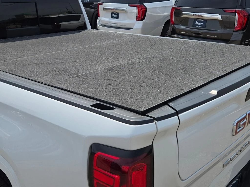 Used 2022 White GMC Denali image 17