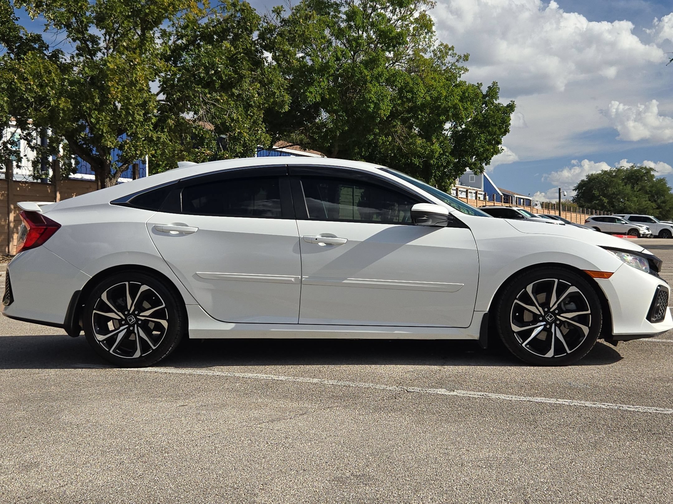 Used 2018 White Honda  image 2