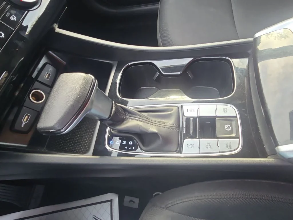 Used 2022 Shimmering Silver Hyundai SE image 39