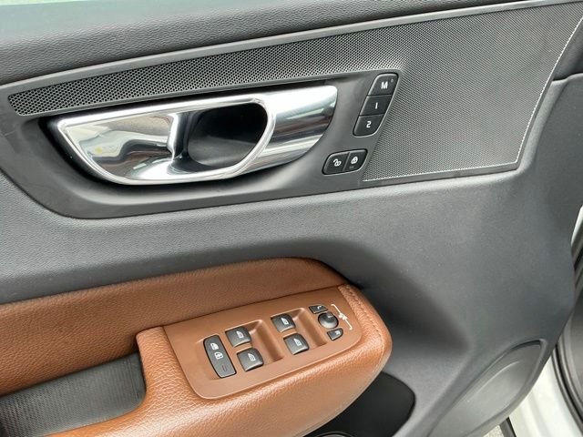 Used 2019 White Volvo T5 Momentum image 31