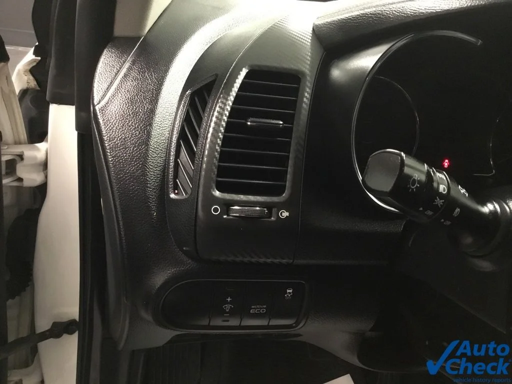 Used 2015 White Kia EX image 19