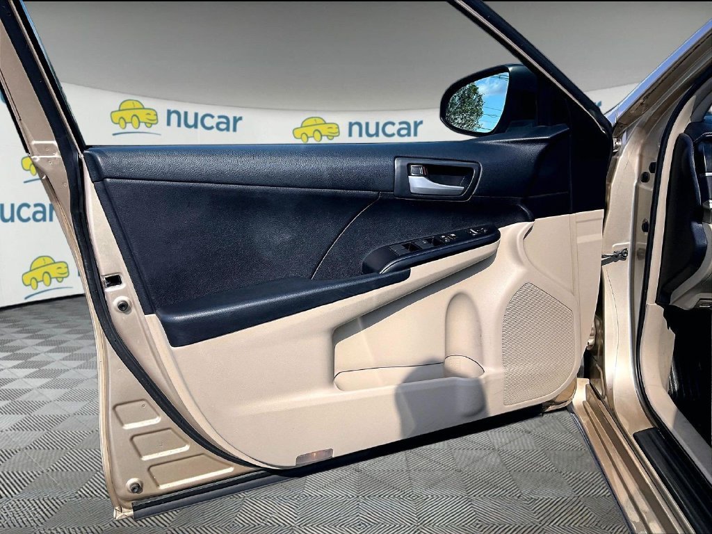 Used 2012  Toyota LE image 9