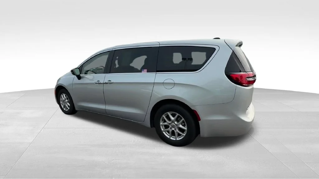 Used 2024 Silver Chrysler Touring L image 9
