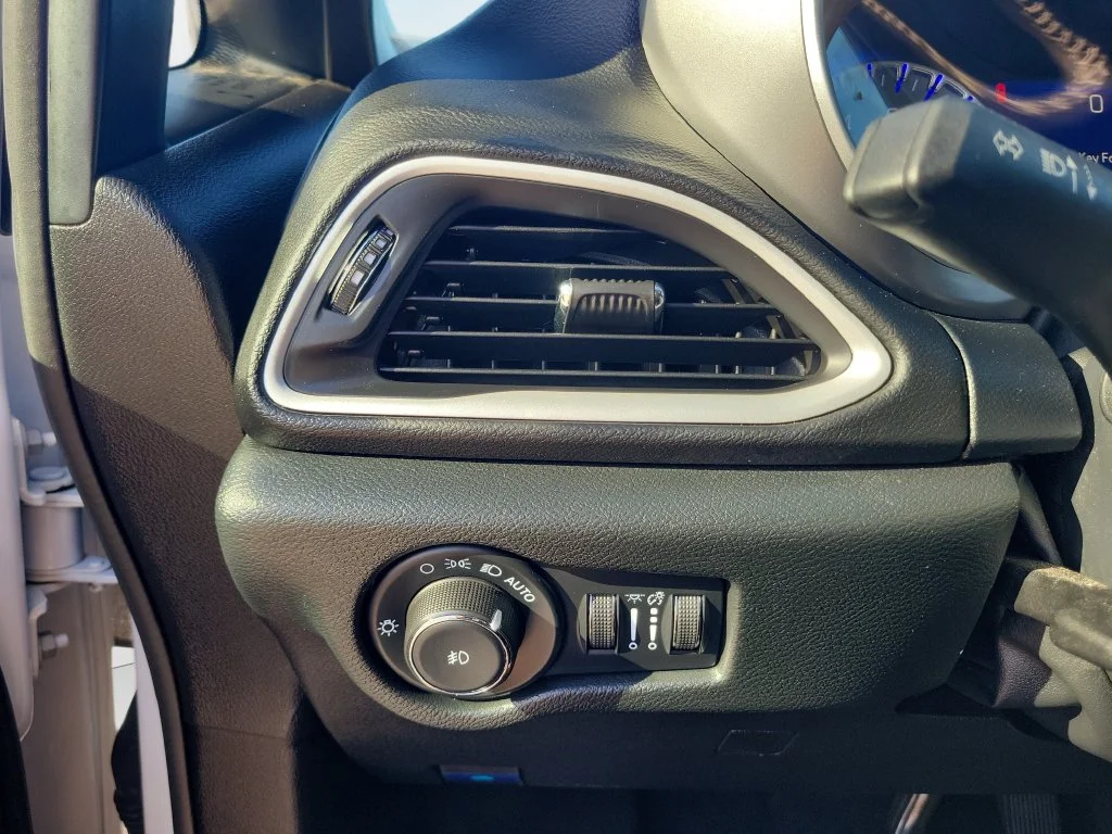 Used 2025 White Chrysler Select image 30