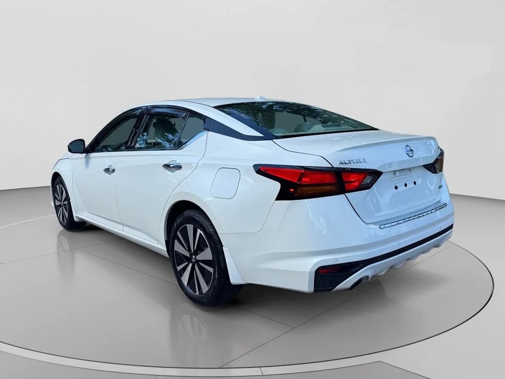 Used 2020 White Nissan 2.5 SV image 3
