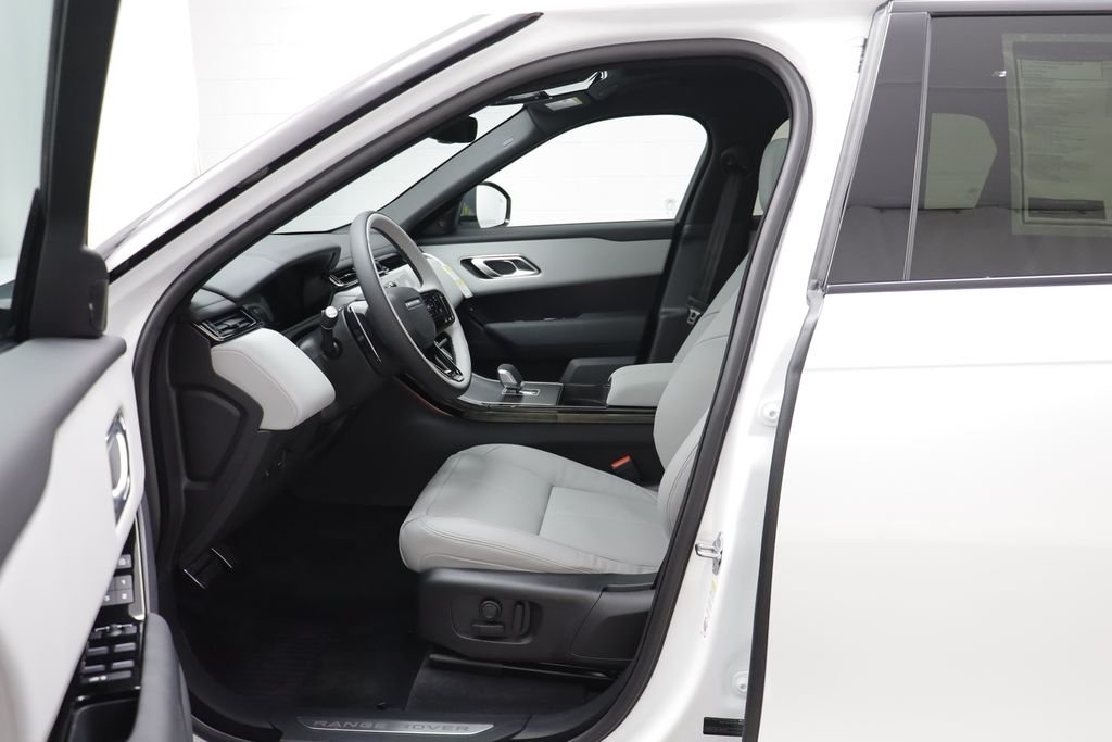 New 2026 Fuji White LAND ROVER Dynamic SE image 6