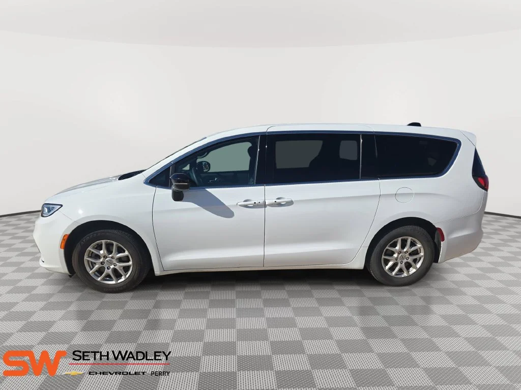 Used 2025 Bright White Clearcoat Chrysler Select image 4