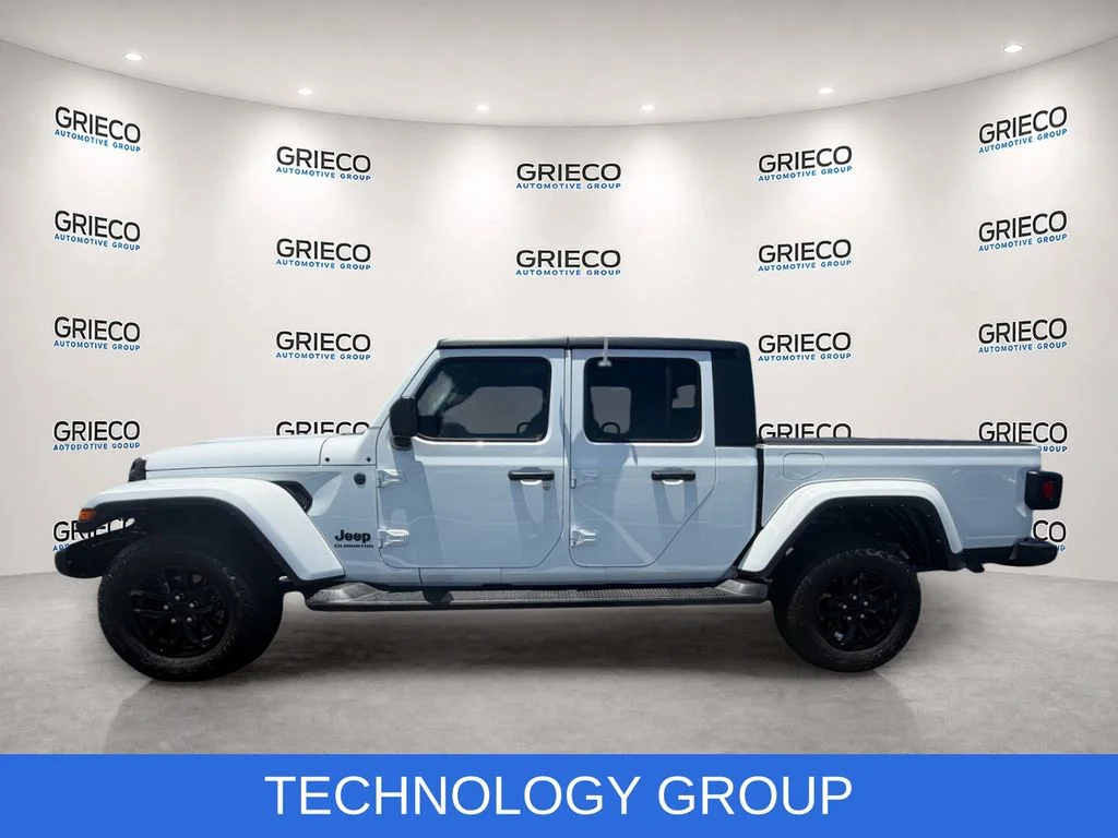 Used 2022 White Jeep Altitude image 4