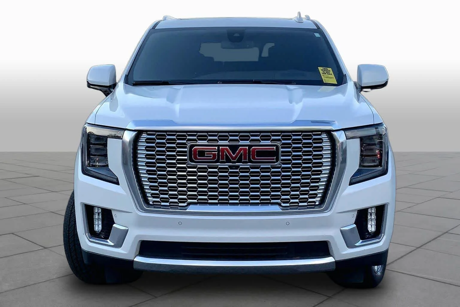 Used 2021 White Frost Tricoat GMC Denali image 4
