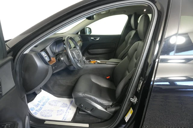 Used 2021 Onyx Black Metallic Volvo T5 Momentum image 28