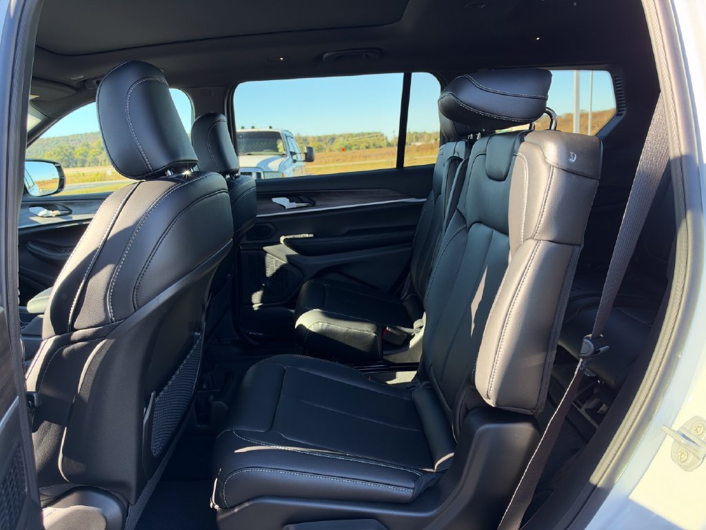 New 2027 White/off-white Jeep Limited image 20