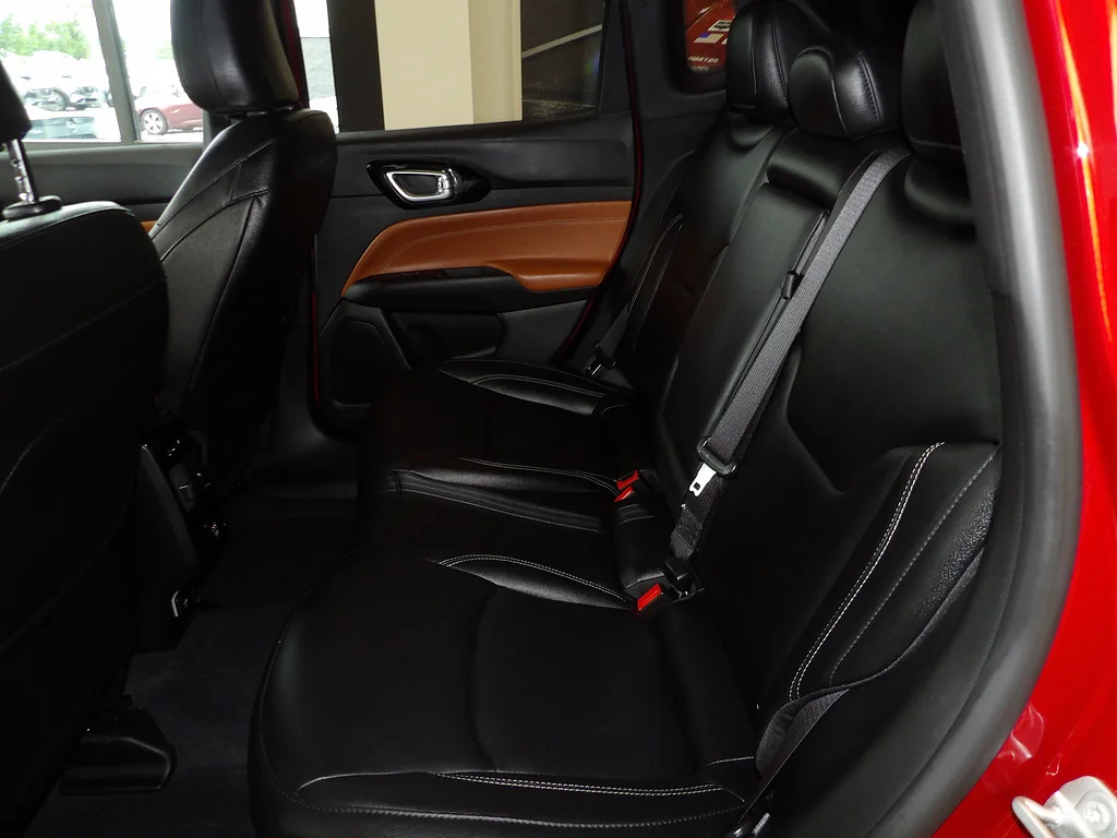 Used 2025 Red Hot Pearl Coat Jeep Limited image 22