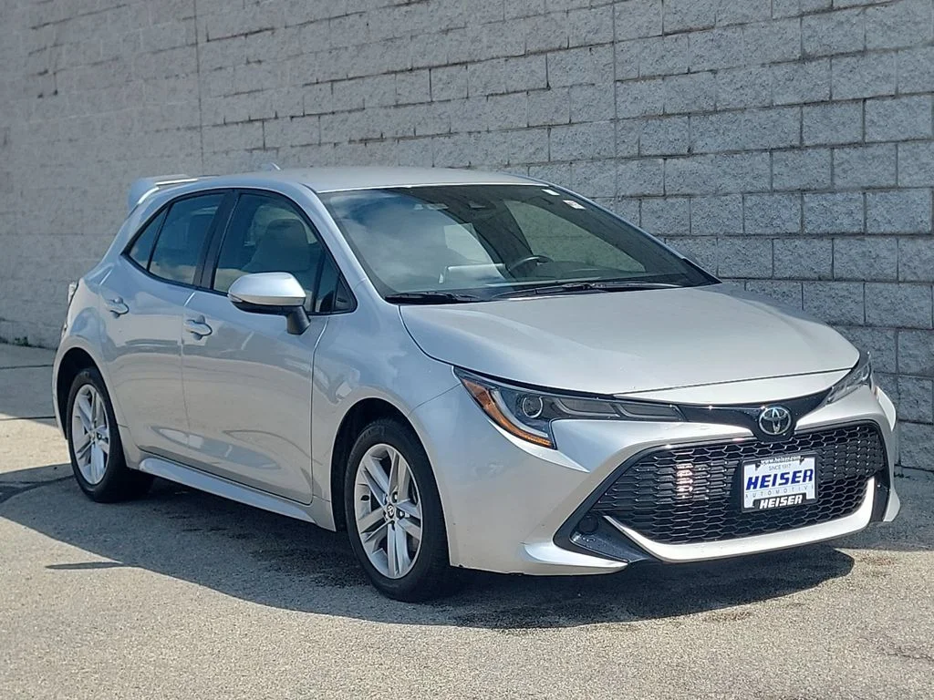 Used 2019 Silver Toyota SE image 14