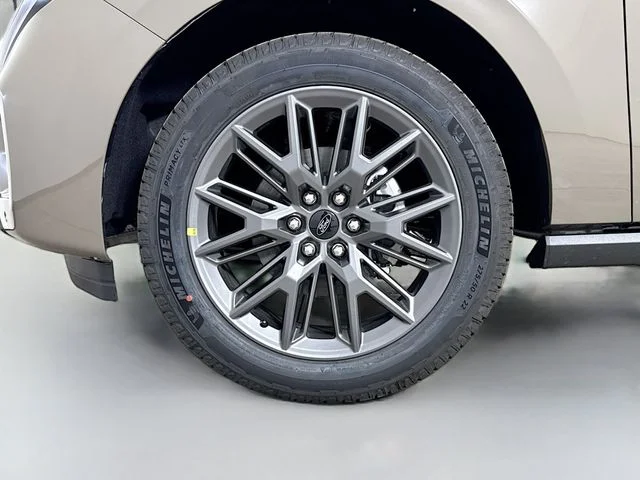 New 2027 Marsh Gray Ford Platinum image 33