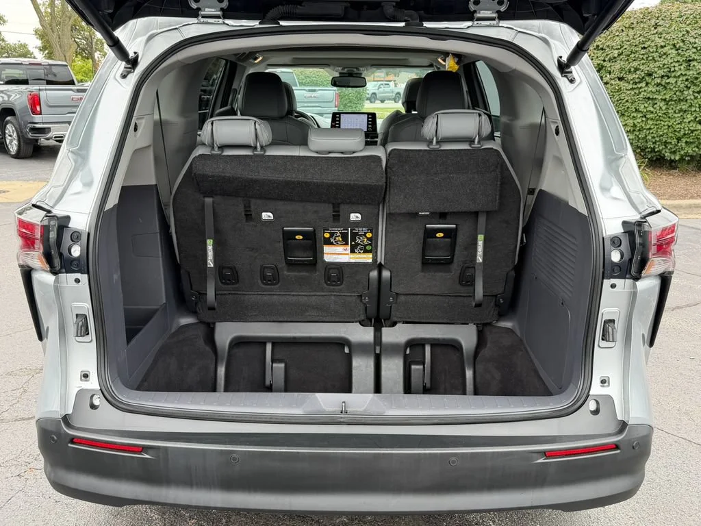2024 Toyota Sienna XLE - Photo 9