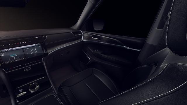 New 2026 Diamond Black Crystal Pearl-Coat Exterior Paint Jeep Limited image 31