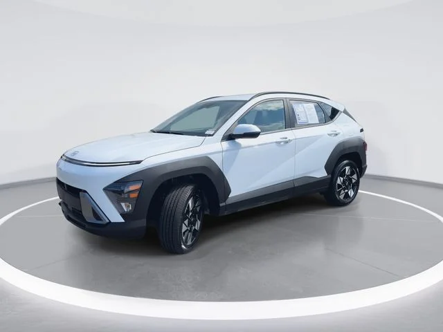 Used 2025 White Hyundai SEL image 4