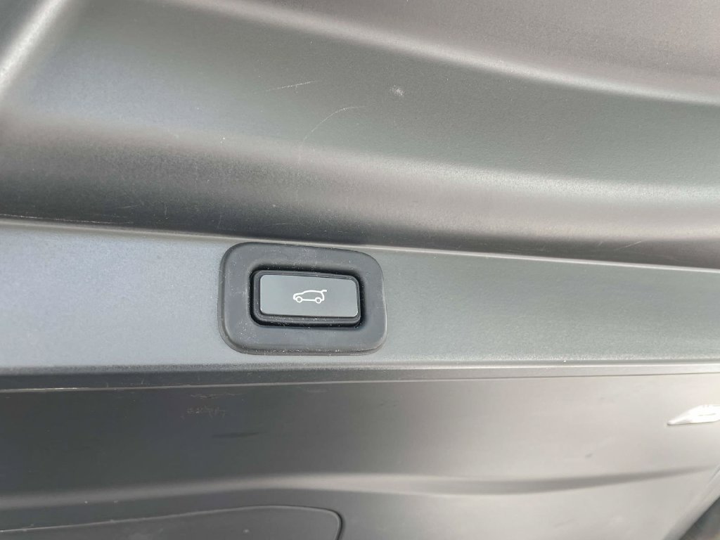 Used 2022 Fuji White Land Rover SE image 19