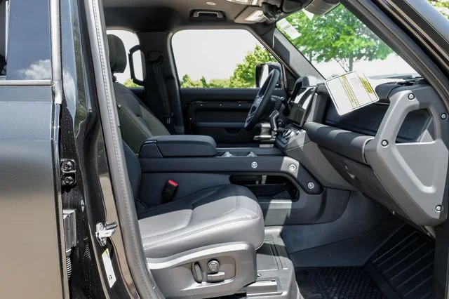 New 2026 Santorini Black Land Rover X-Dynamic SE image 41