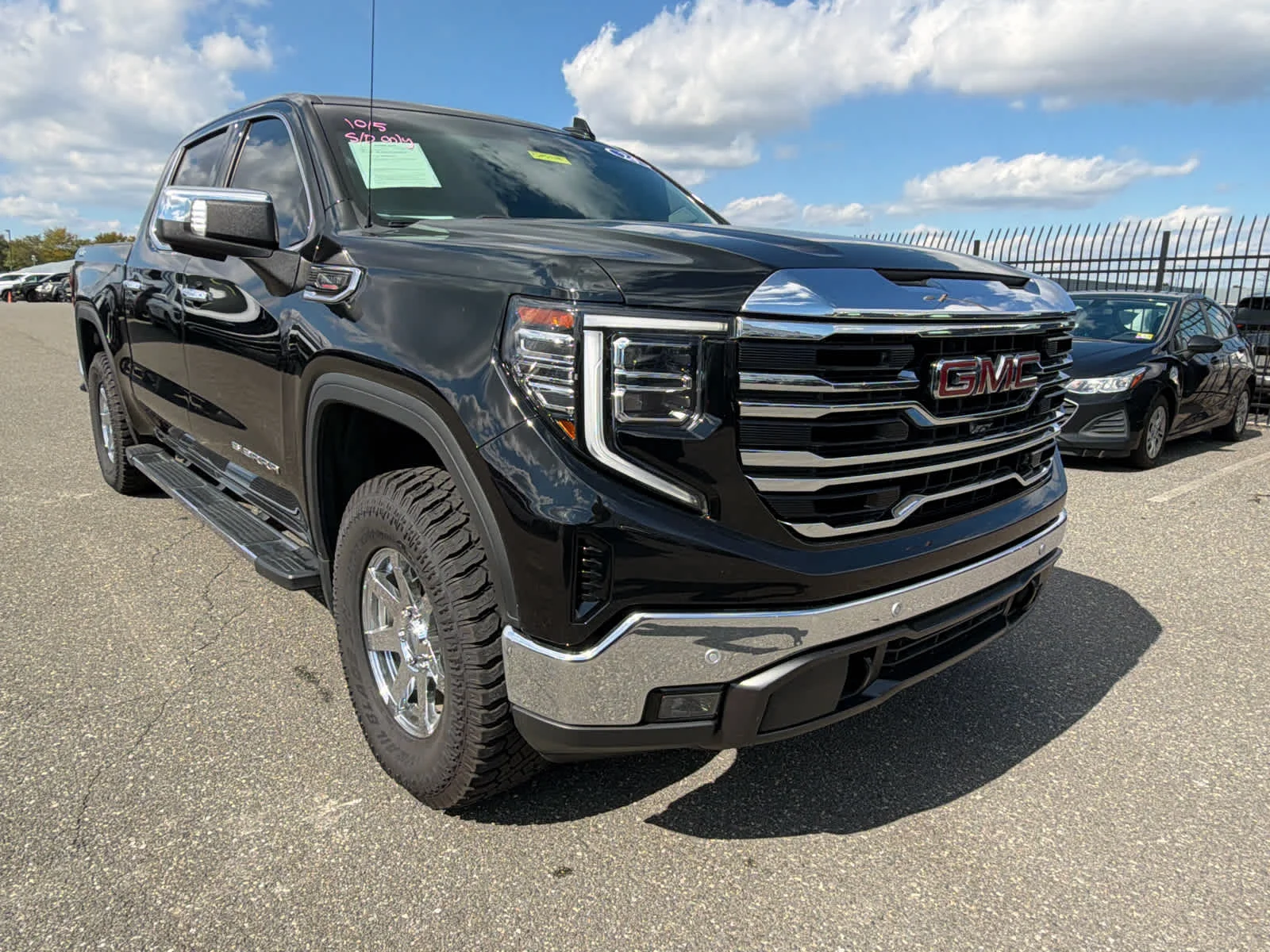 Used 2024 Onyx Black GMC SLT image 1