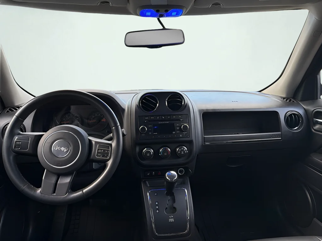 Used 2015 Blue Jeep Latitude image 7