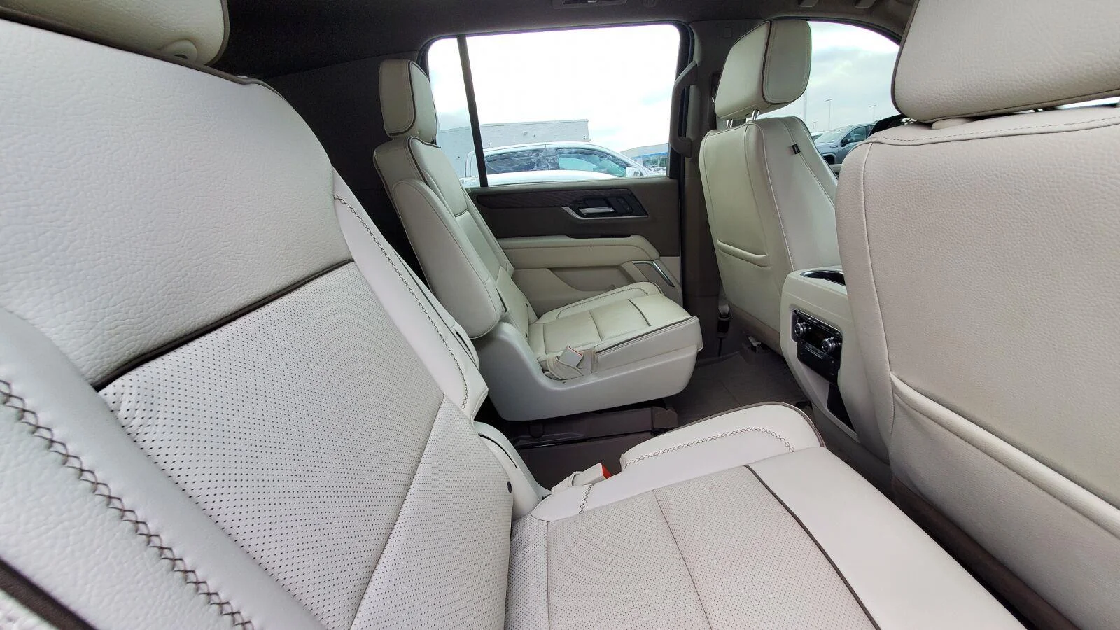 Used 2025 Onyx Black GMC Denali image 6