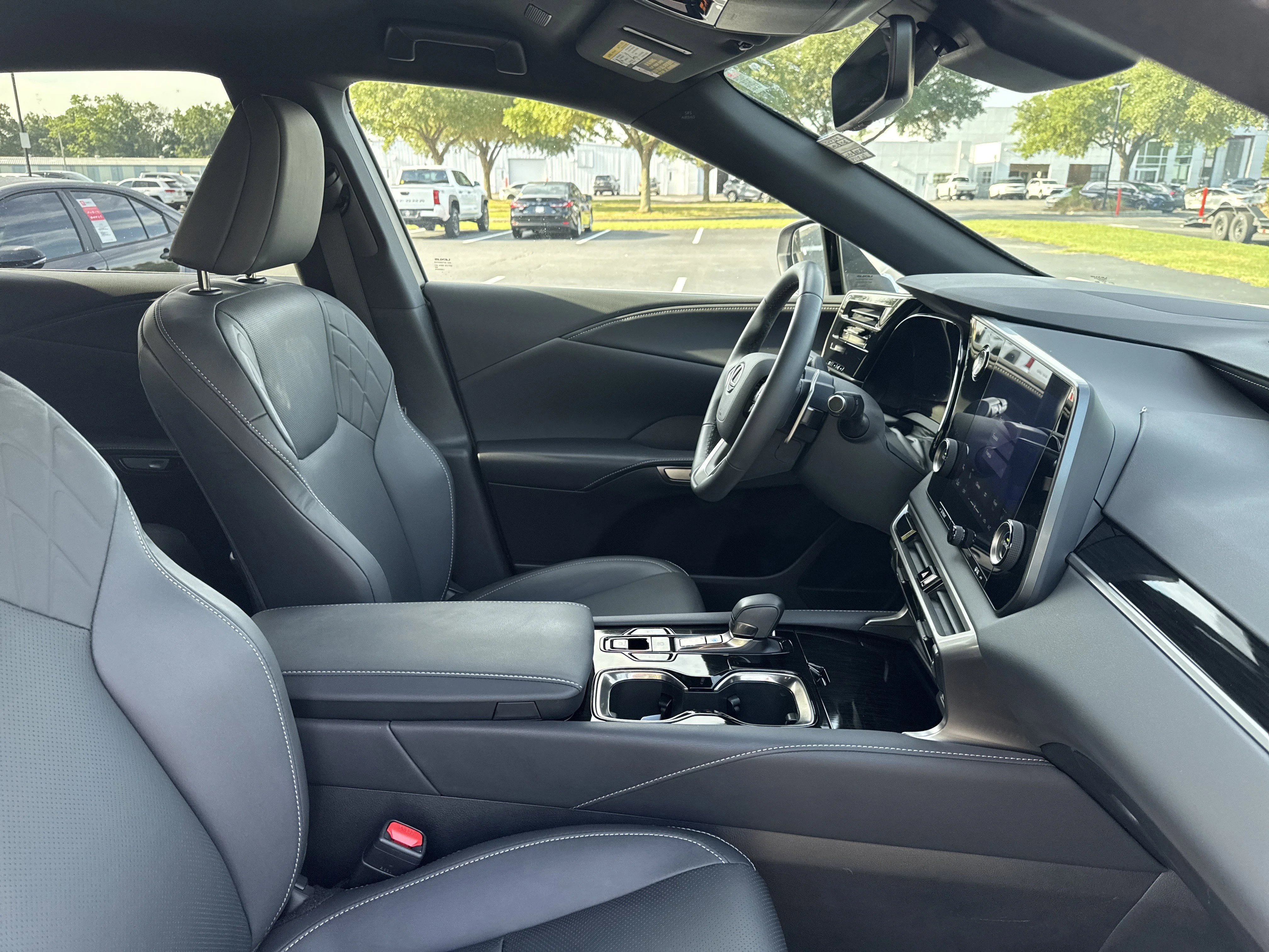 Used 2025  Lexus  image 33