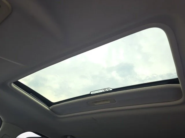 Used 2018 Blue Ford SE image 18