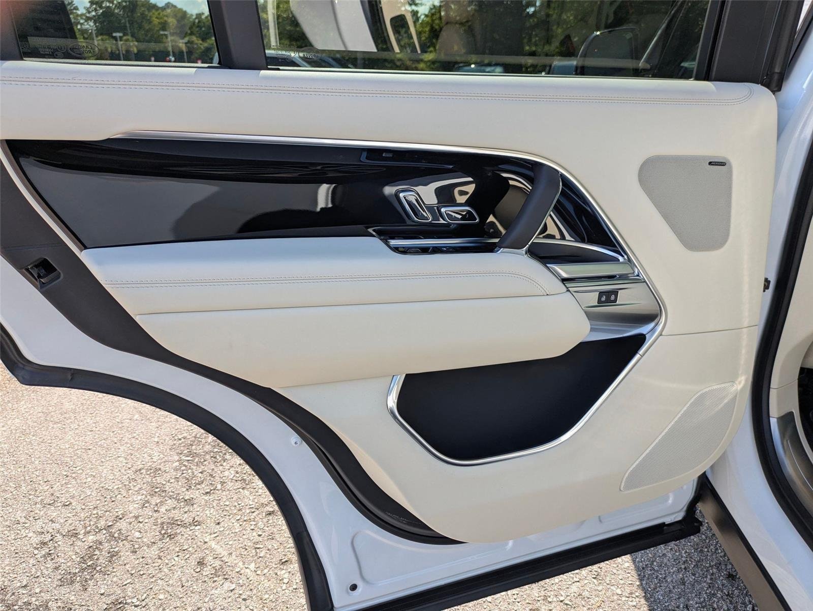 New 2026 Fuji White LAND ROVER SE 7 Seats image 25