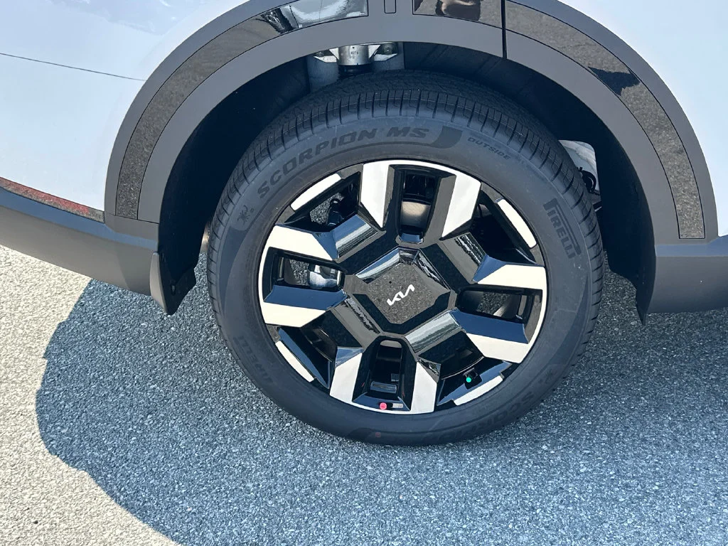 New 2027 White Kia S image 17
