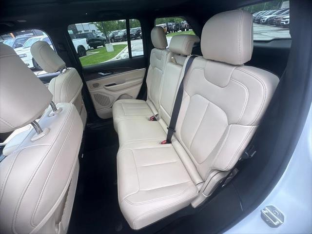 New 2026 Bright White Clear-Coat Exterior Paint Jeep Limited image 13