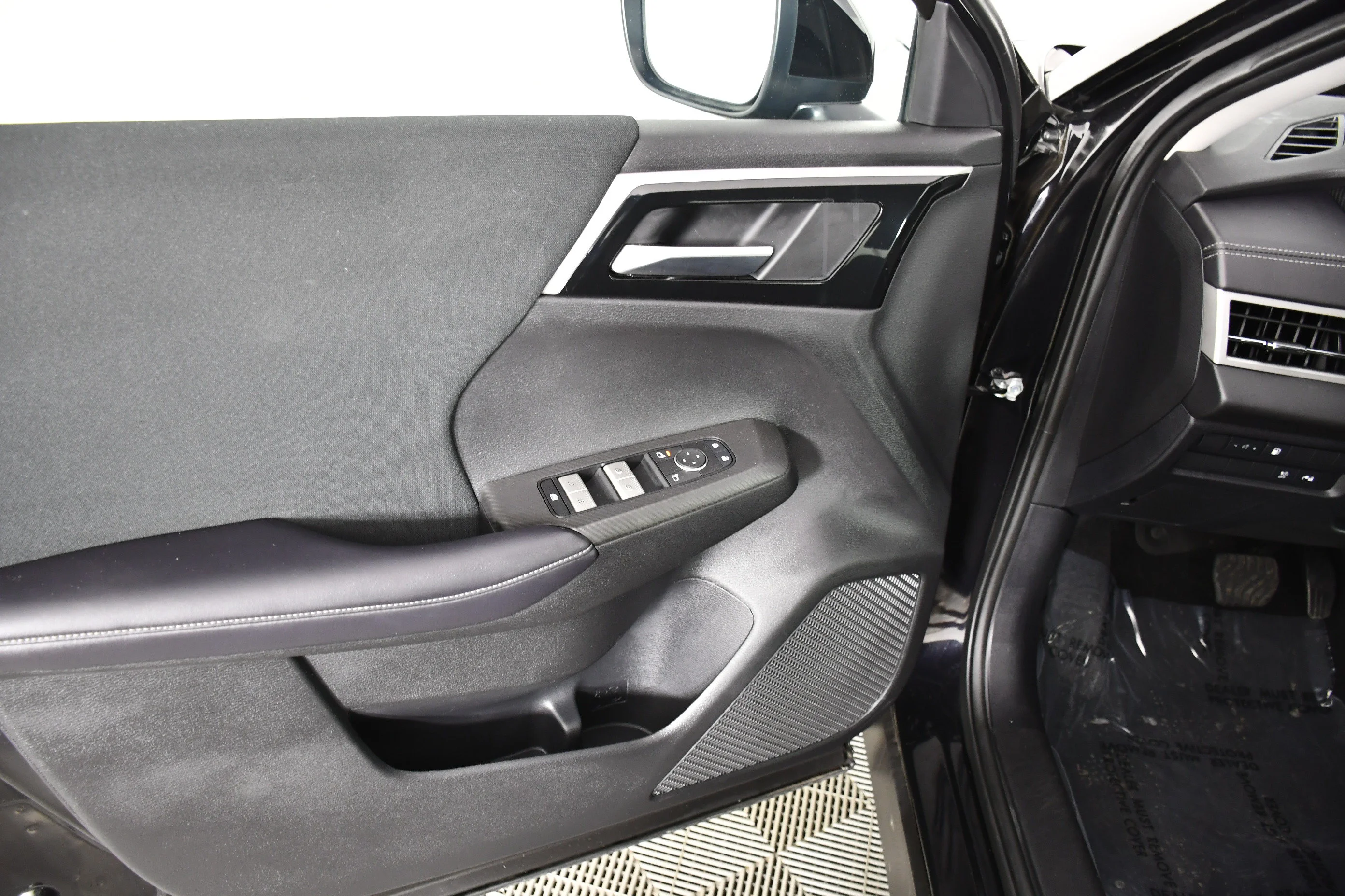 Certified Used 2025 Labrador Black Pearl Mitsubishi ES image 34