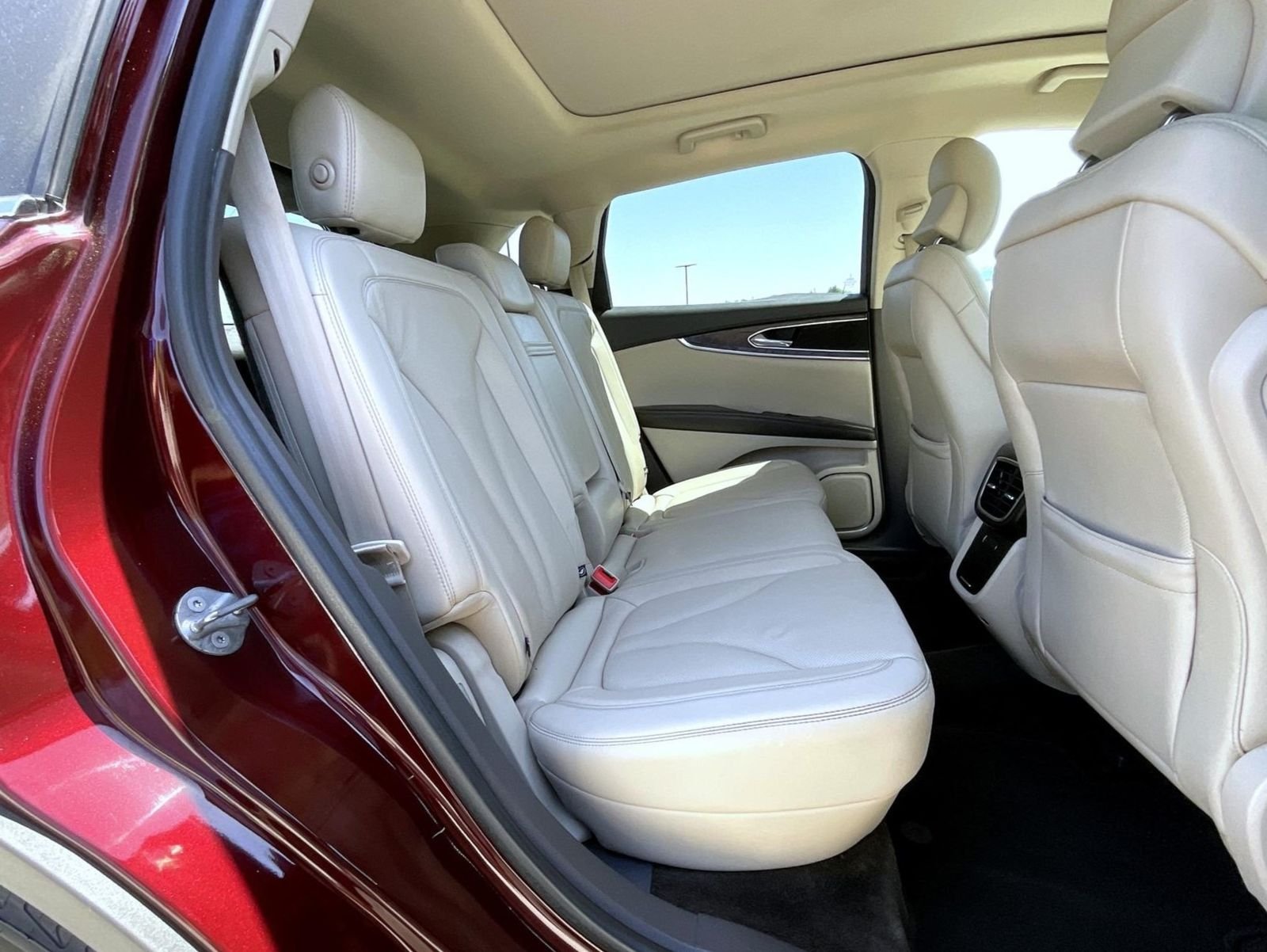 Used 2017 Red Lincoln Reserve image 19