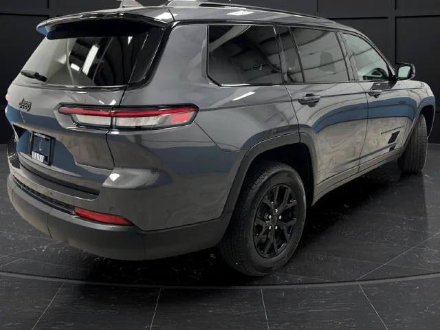 Used 2024 Gray Metallic Jeep Altitude image 7