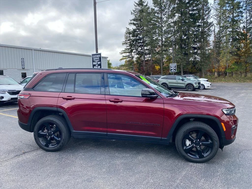 Used 2024 Velvet Red Pearlcoat Jeep Limited image 8