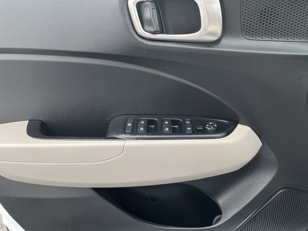 Used 2025 White Hyundai SEL image 10