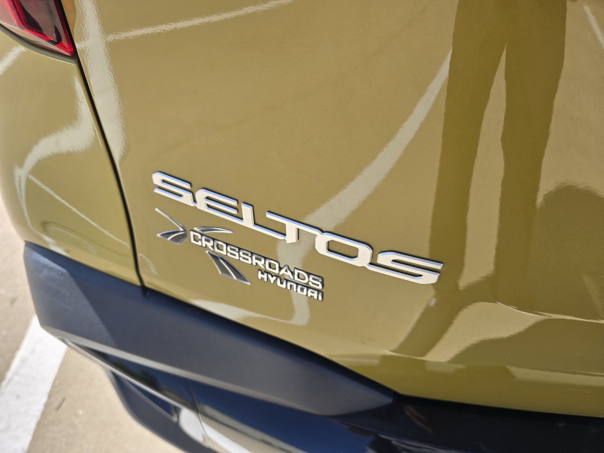 Used 2024 Valais Green/Black Roof Kia S image 10