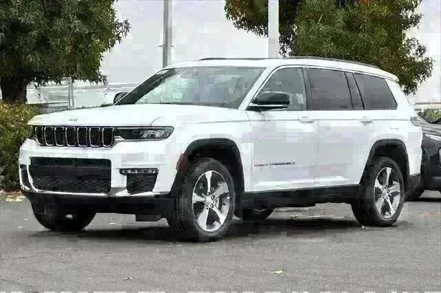 New 2025 Bright White Clear-Coat Exterior Paint Jeep Limited image 8