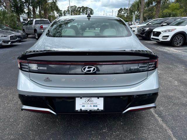 Used 2025 Silver Hyundai SEL image 9