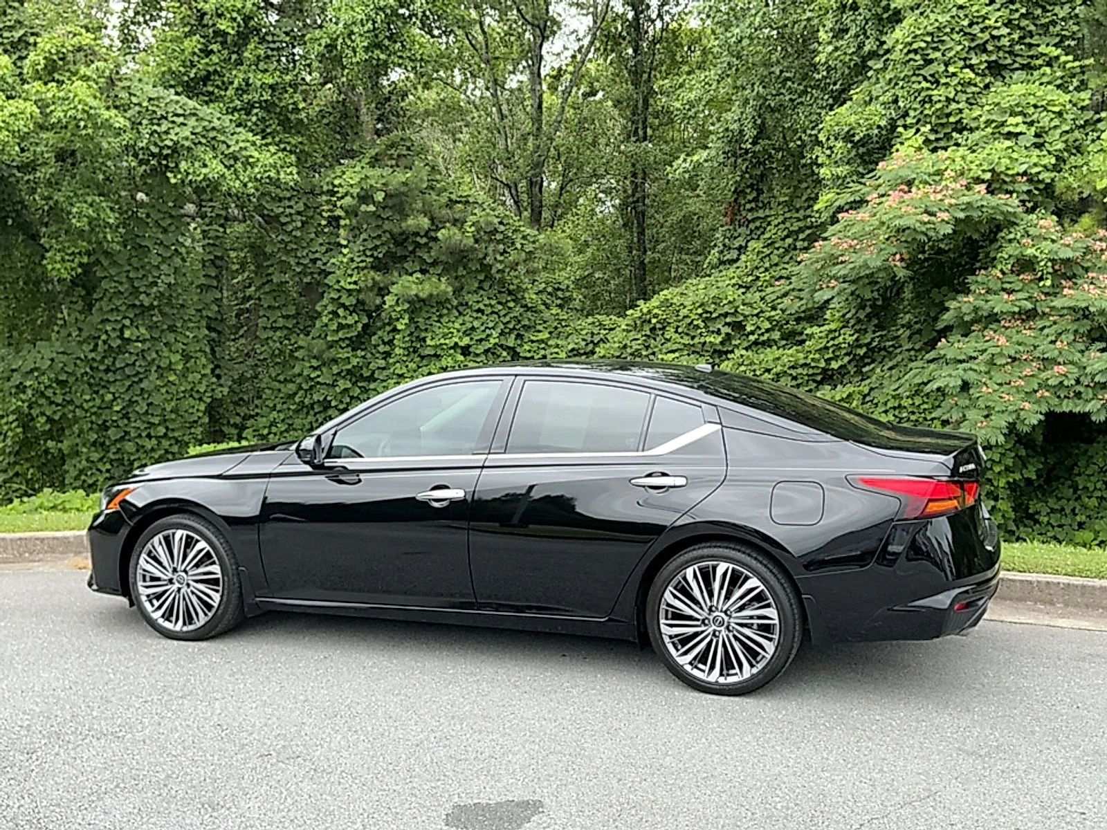 Used 2023 Super Black Nissan SL FWD image 3