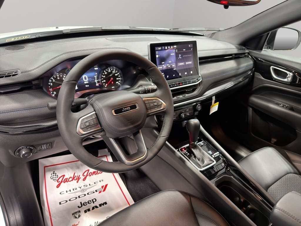New 2026 Bright White Clear-Coat Exterior Paint Jeep Latitude Altitude image 4