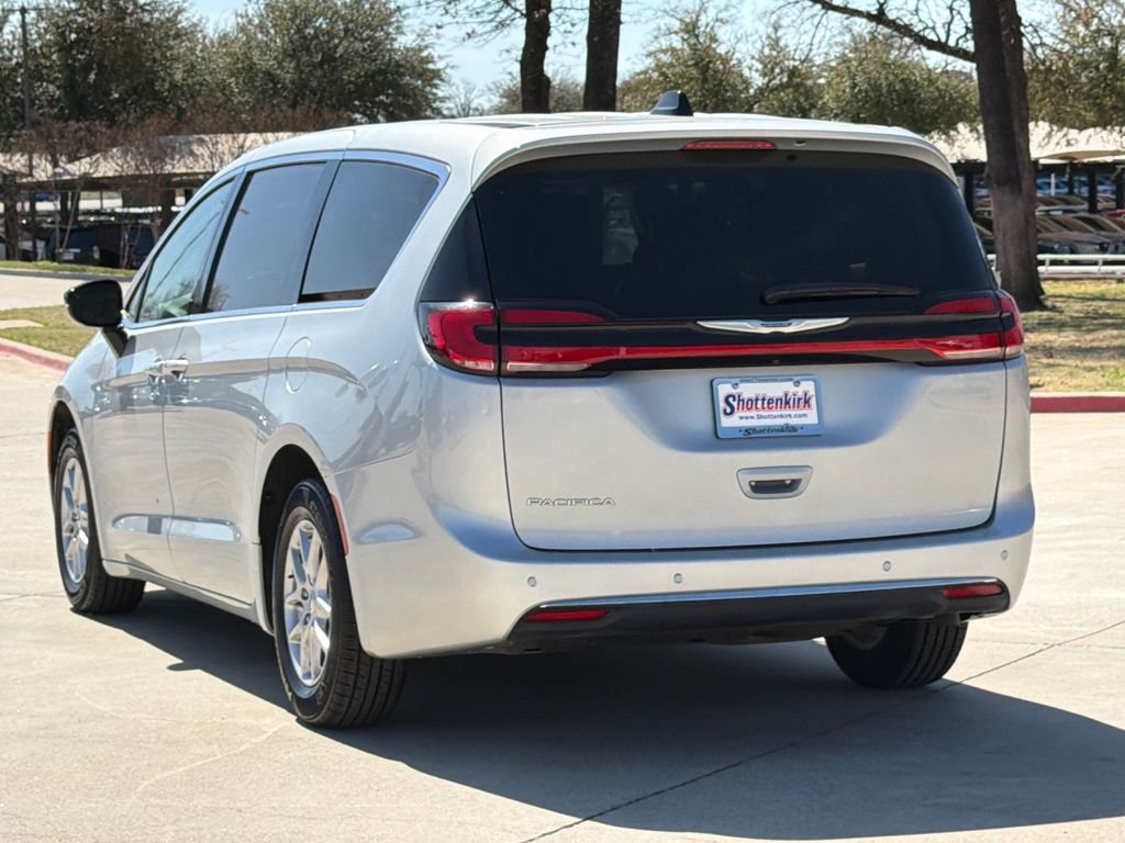Used 2024 Silver Chrysler Touring L image 5